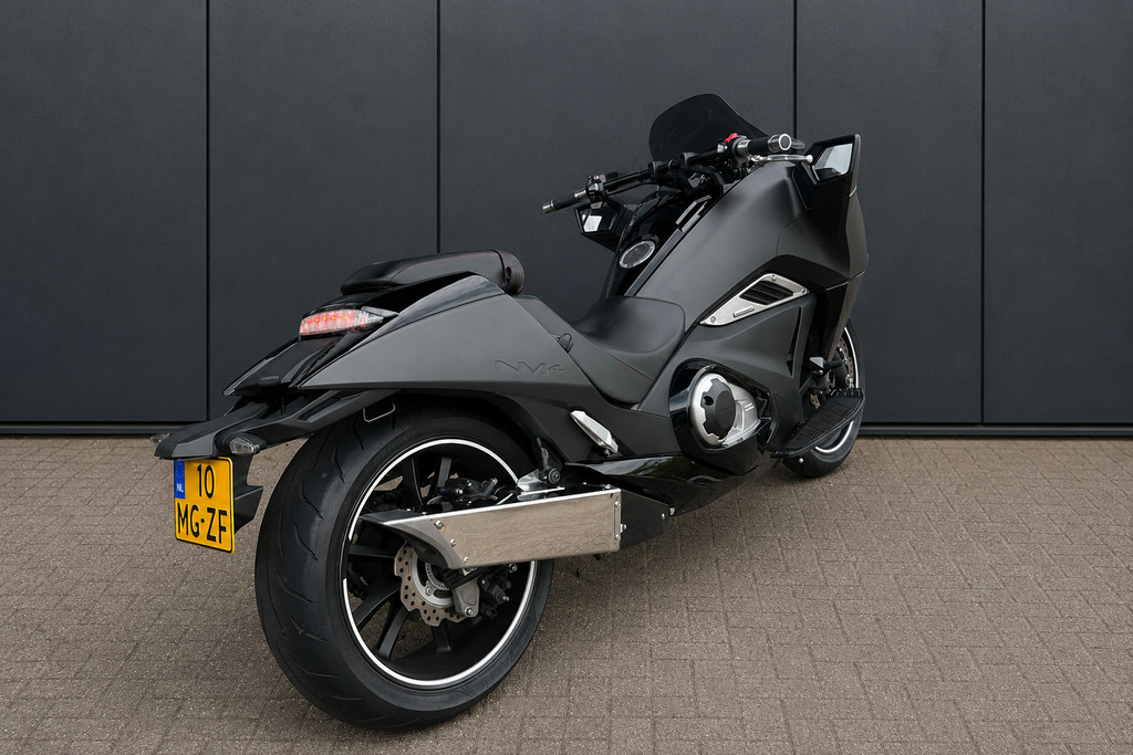 54808095-2.jpg