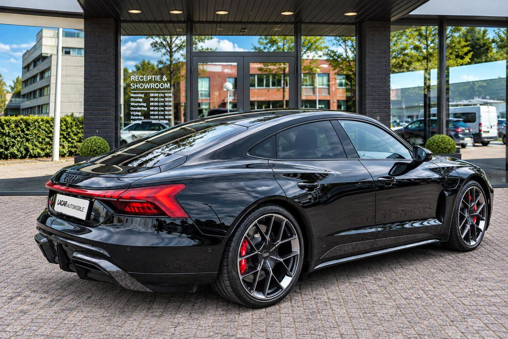 56939740-3.jpg